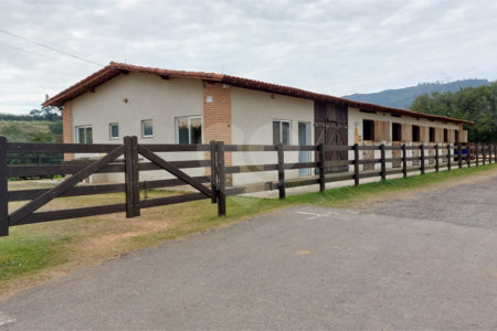 Casa à venda com 4 suítes no condomínio Figueira Garden, Atibaia - SP