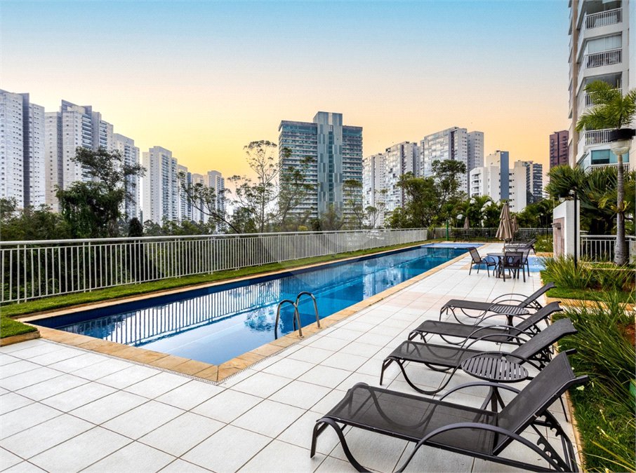 Apartamento à venda com 3 quartos, sendo 1 suíte,  em Vila Andrade, São Paulo, SP