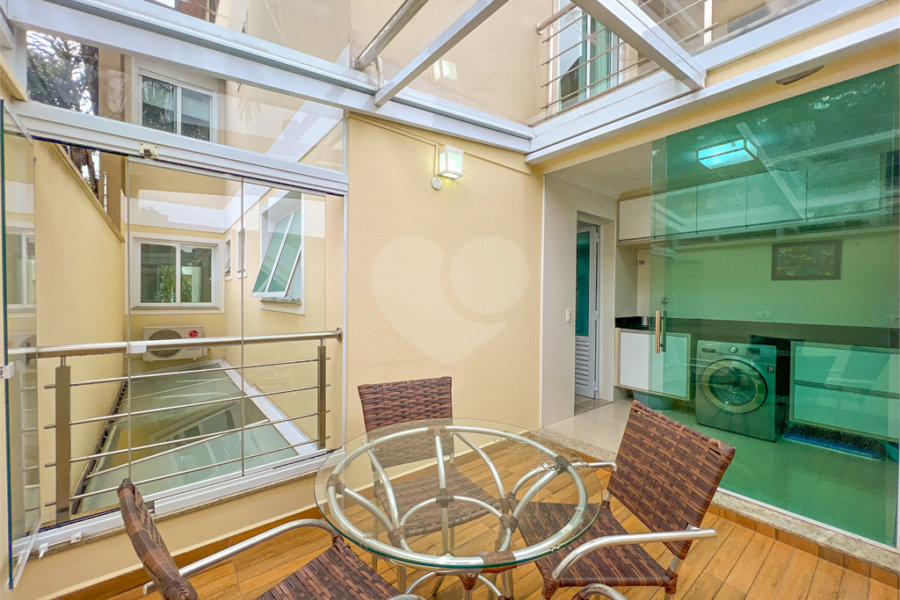 Casa à venda com 4 quartos, sendo 2 suítes,  no condomínio Floradas da Serra, São Paulo - SP