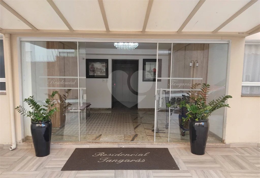 Apartamento térreo , três quartos sendo uma suíte.