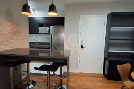 Apartamento com dois dormitórios sendo um climatizado, com duas vagas de garagem.