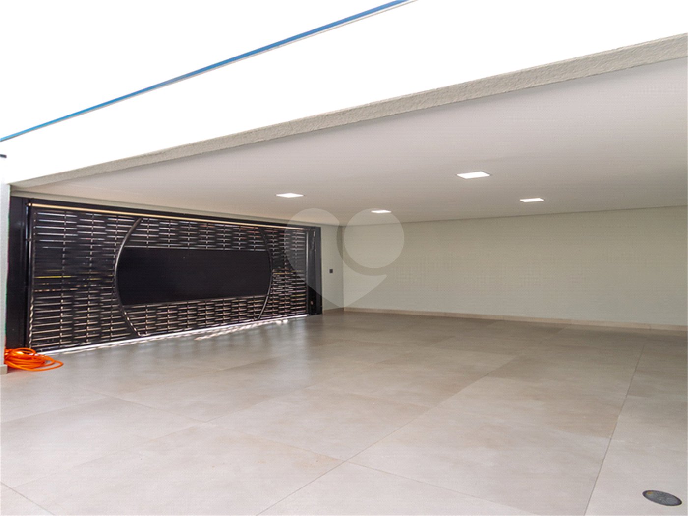 Indaiatuba- Jardim Bom Sucesso - Venda: R$ 765.000,00 - Área total: 150m² Área construída: 115m² - 3 dormitórios sendo 1 suíte com armário planejado; Cozinha integrada; Sala para dois ambientes; Banheiros com box gabinetes e espelhos; Área gourmet com churrasqueira a carvão e móveis planejados;