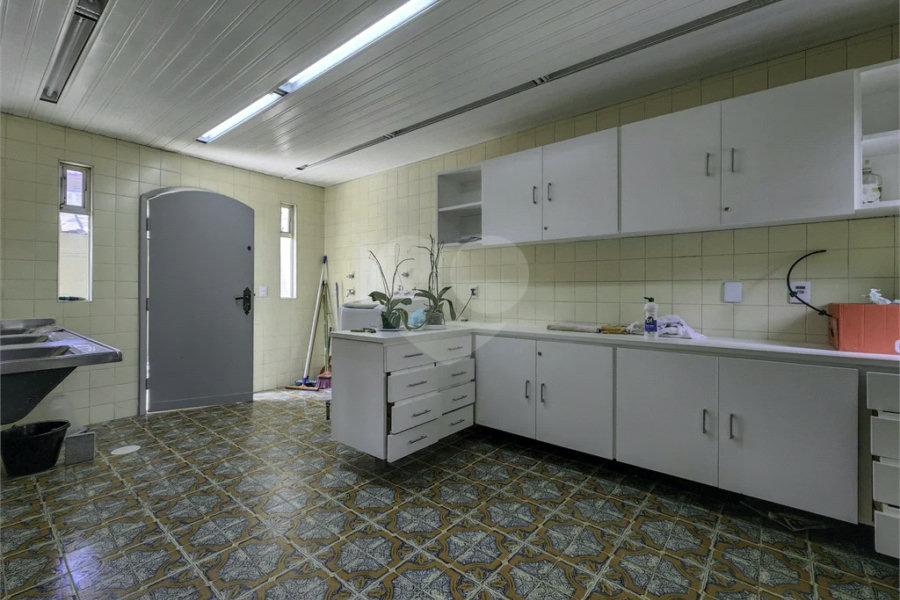 CASA EM RUA FECHADA NA REGIÃO DO MORUMBI / REGIÃO DO CLUBE PAINEIRAS