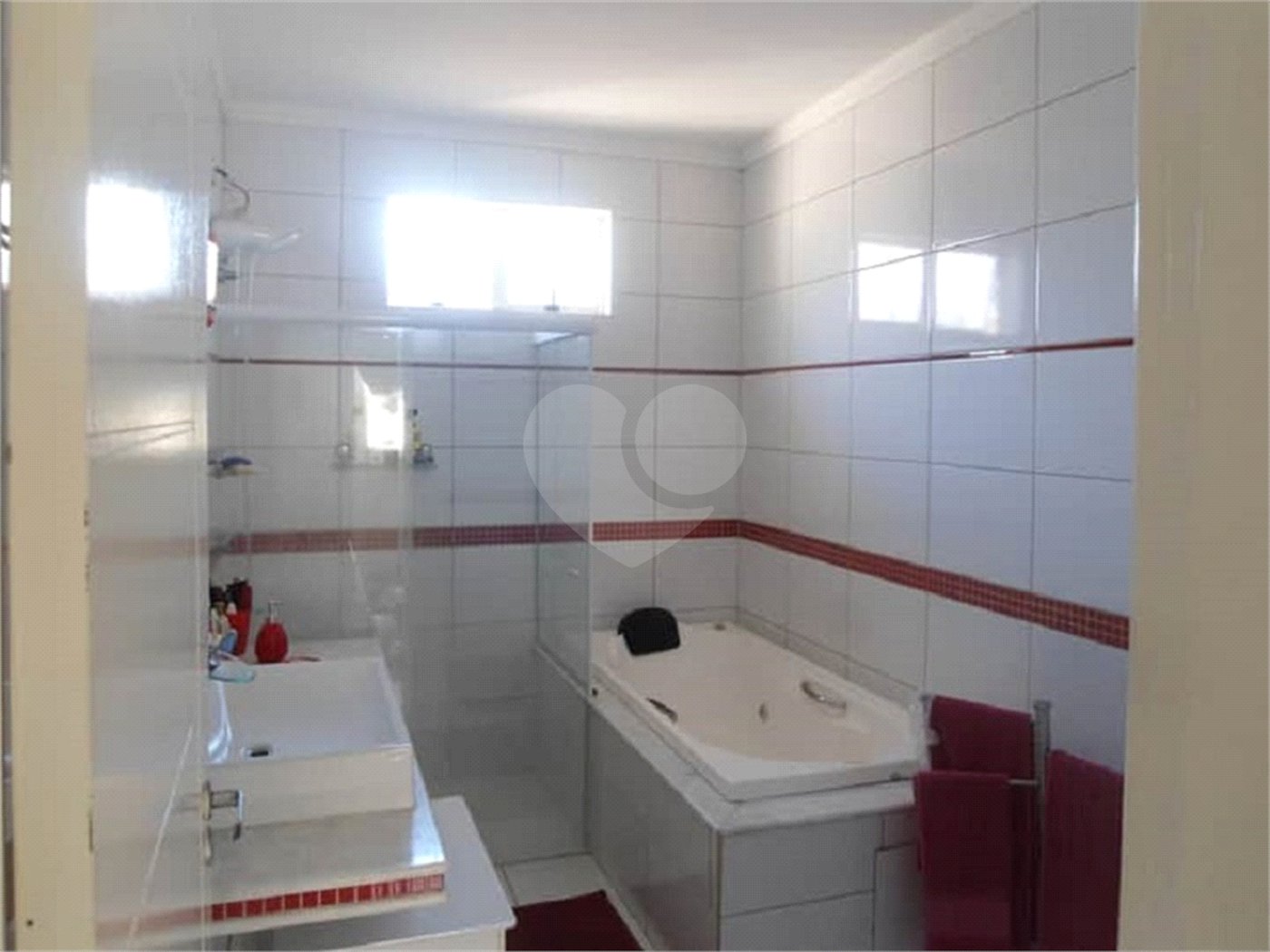 Casa Térrea com dormitórios, sendo 2 suítes.