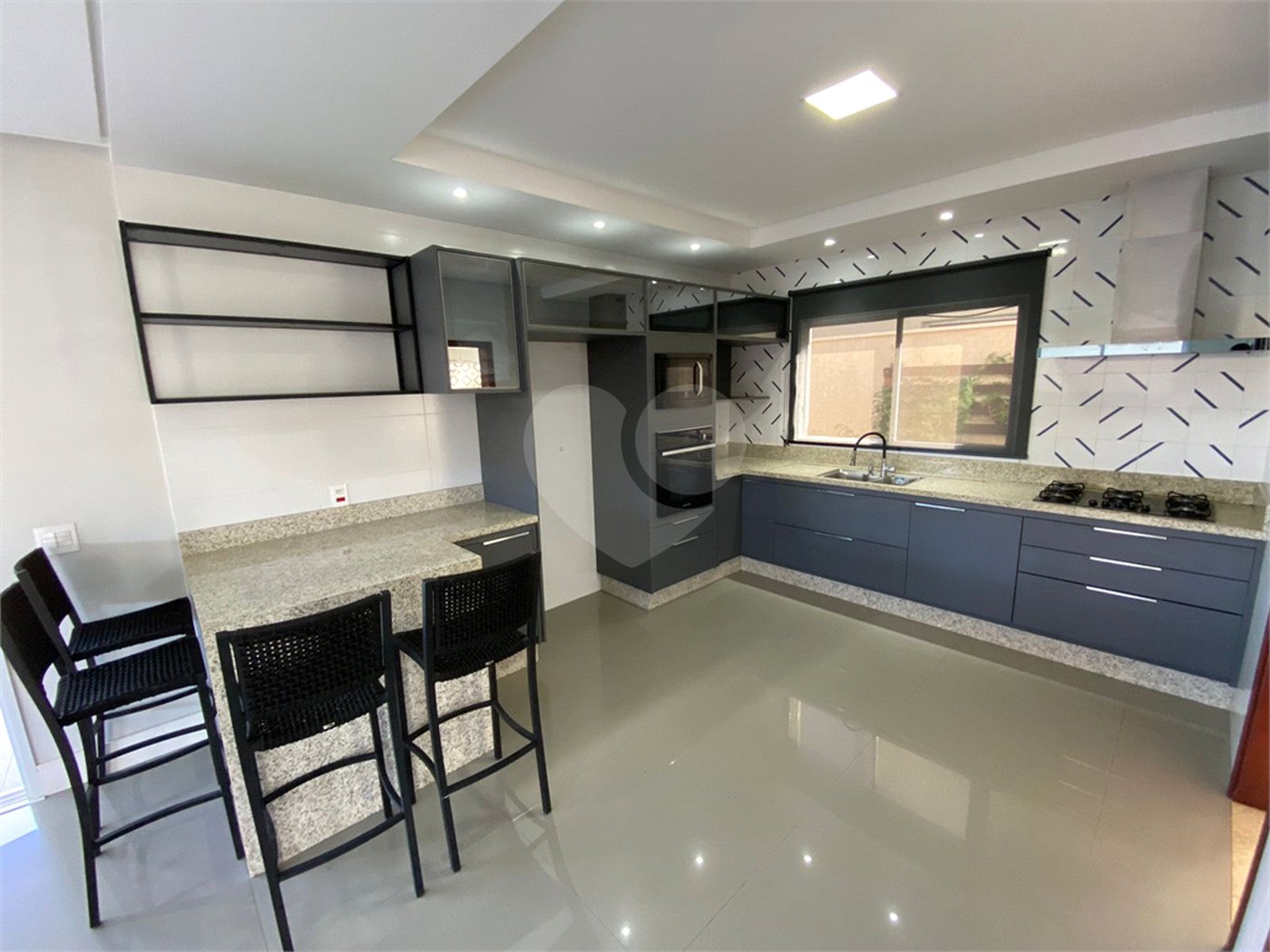 Casa com alto padrão de acabamento para venda no Condomínio Montreal.
