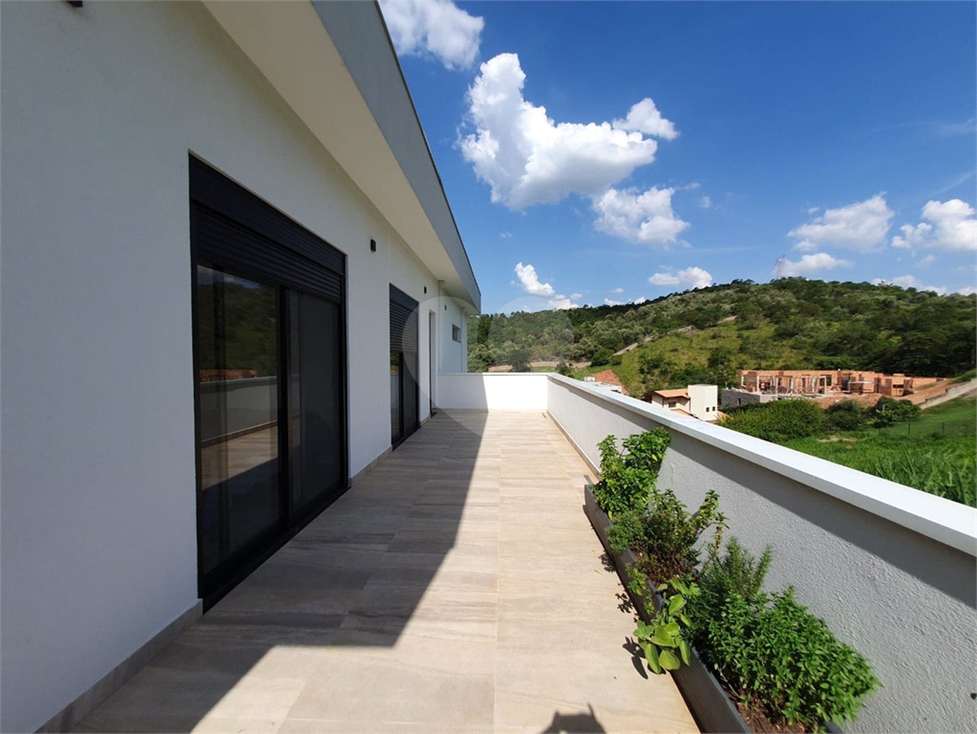 Casa à venda com 6 quartos, sendo 5 suítes, no condomínio Jardim Primavera, Louveira - SP