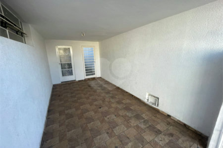 Casa térrea e salão comercial a venda no Jardim Bandeirantes.