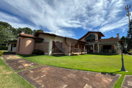 Casa à venda com 7 quartos, sendo 3 suítes,  em Jardim Colombo, Itapetininga, SP