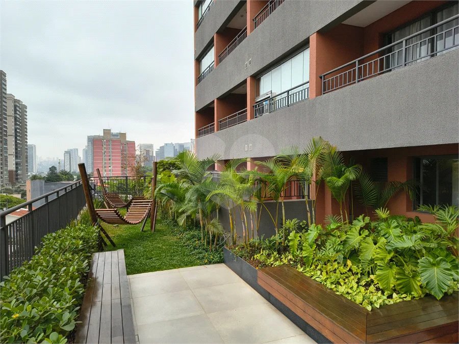 Studio completo, em frente ao Metro Borba Gato.