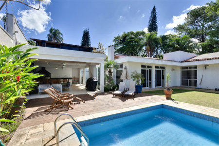 Casa à venda com 4 suítes em Jardim Cordeiro, São Paulo, SP