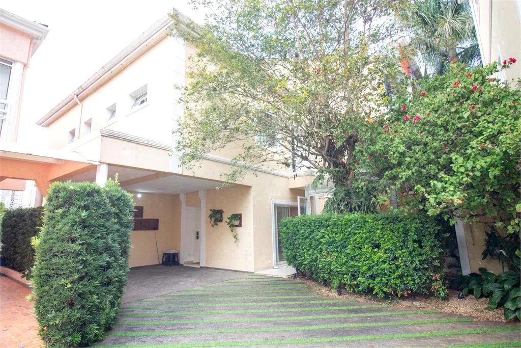 Casa à venda com 4 quartos, sendo 3 suítes, no condomínio Residencial Sans Souci, São Paulo - SP