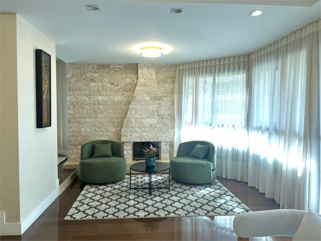 Apartamento à venda com 4 quartos, sendo 3 suítes,  em Moema, São Paulo, SP