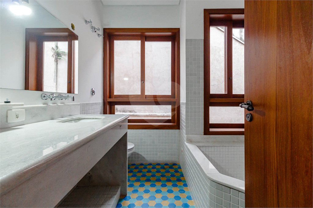 Casa à venda com 3 quartos, sendo 2 suítes, em Jardim América, São Paulo, SP