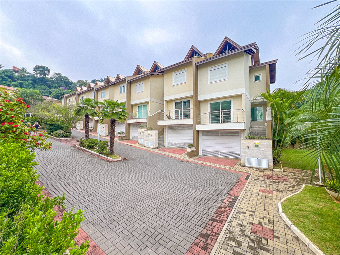 Casa à venda com 4 quartos, sendo 2 suítes,  no condomínio Floradas da Serra, São Paulo - SP