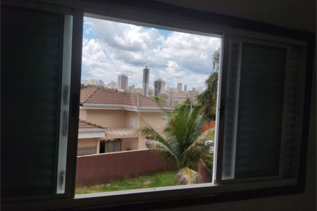 Sobrado à venda com 4 quartos, sendo 3 suítes, em Altos do Jaraguá, Araraquara, SP