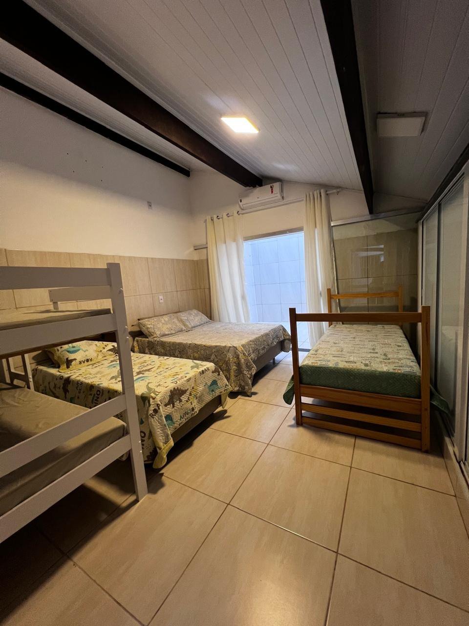 Casa à venda com 8 quartos, sendo 2 suítes, em Flórida, Praia Grande, SP
