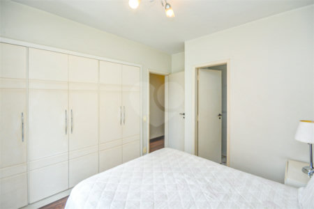Apartamento à venda com 3 quartos, sendo 1 suíte,  em Moema, São Paulo, SP