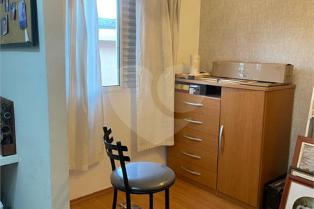 Casa à venda com 3 quartos, sendo 1 suíte, no condomínio Serranos, São Paulo - SP