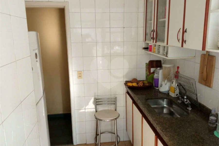 Lindo apartamento, muito bem conservado, com bom espaço interno.