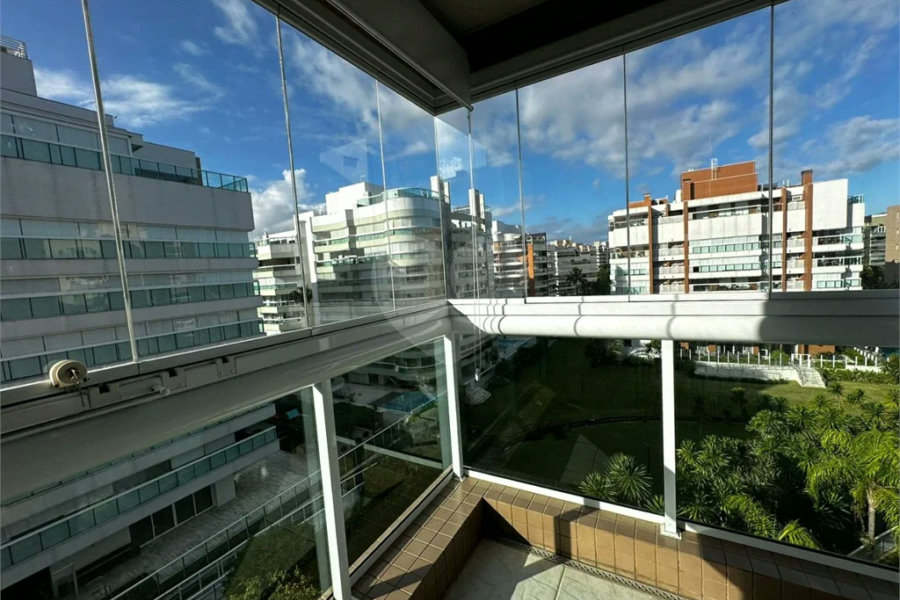 Apartamento à venda com 3 quartos, sendo 2 suítes,  em Riviera de São Lourenço, Bertioga, SP