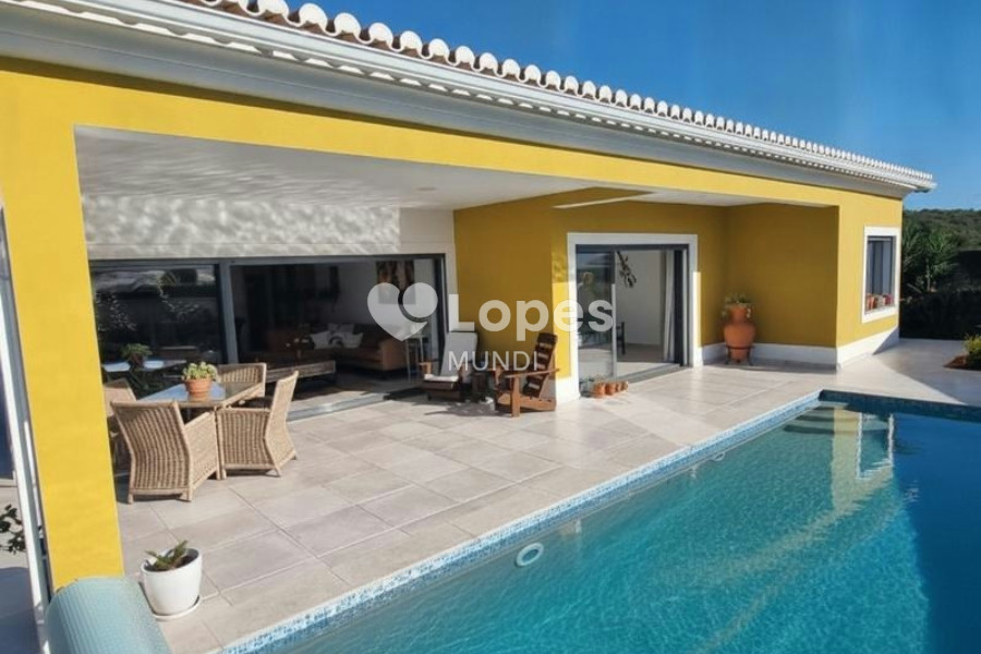 Casa com 3 quartos à venda em Mexilhoeira Grande, Portimão, Portugal – Piscina