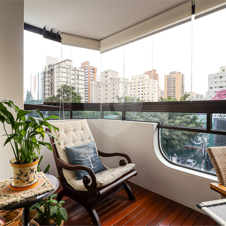 Apartamento à venda com 4 quartos, sendo 2 suítes, em Moema, São Paulo, SP