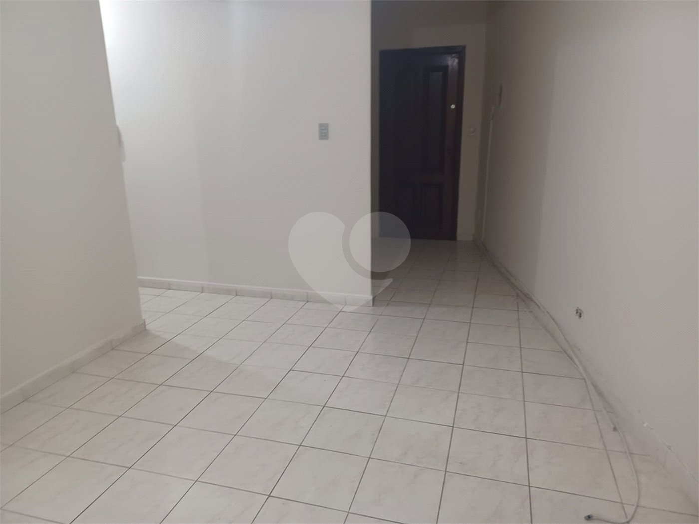 Apartamento super bem localizado, com 01 dormitório e armário embutido