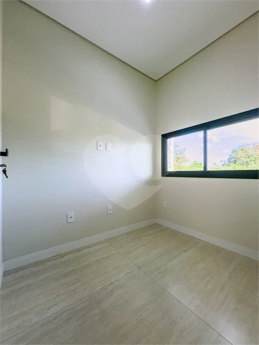 Indaiatuba - Condomínio Milano - Sobrado - 350 m² de terreno - 240 m² de área construída - 4 vagas de garagem, sendo 2 cobertas - Salas de estar e jantar integradas - 3 suítes com closet e varanda no pavimento superior - Escritório no térreo - Espaço gourmet com churrasqueira - Banheiro externo