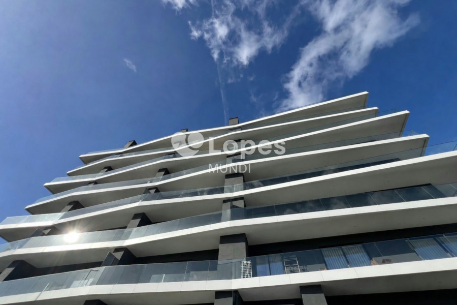 Apartamento T3 à venda em Águas Santas, Maia, Portugal – Varanda e garagem