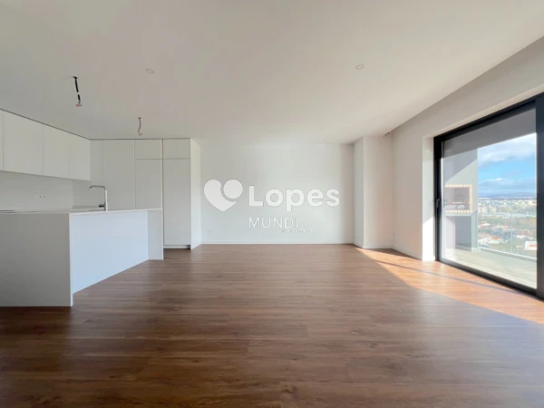 Apartamento T2 à venda em Águas Santas, Maia, Portugal – Varanda e garagem