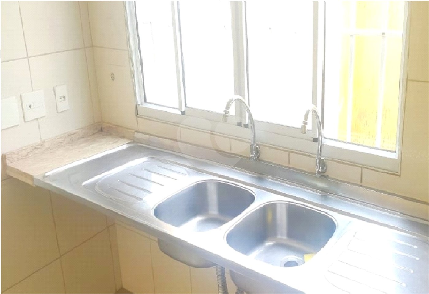 Sobrado à venda com 3 quartos, sendo 1 suíte,  em Cidade São Francisco, São Paulo, SP