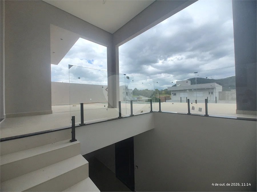 Casa exclusiva em Atibaia de alto padrão com 3 suítes, piscina, espaço gourmet, condomínio fechado, aceita financiamento