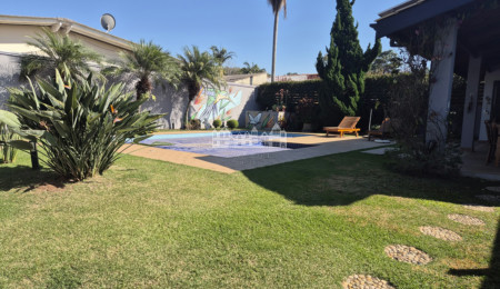 Casa térea à venda com 3 quartos, sendo 2 suítes, em Condomínio Flamboyant-B, Atibaia - SP