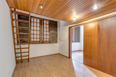 Casa à venda com 5 quartos, sendo 3 suítes, no condomínio Granja do Morumbi, São Paulo - SP