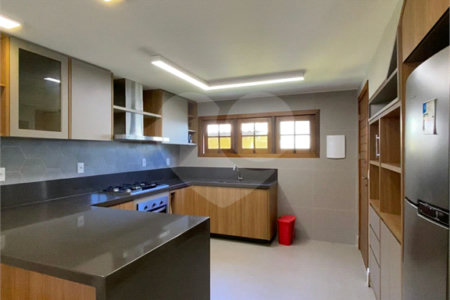 Casa à venda com 4 quartos, sendo 3 suítes, no condomínio Ipê Amarelo, Porto Seguro - BA