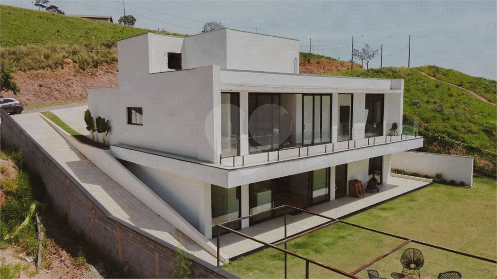 Casa à venda com 3 quartos, sendo 2 suítes, no condomínio Morada do Sol, Mairiporã - SP