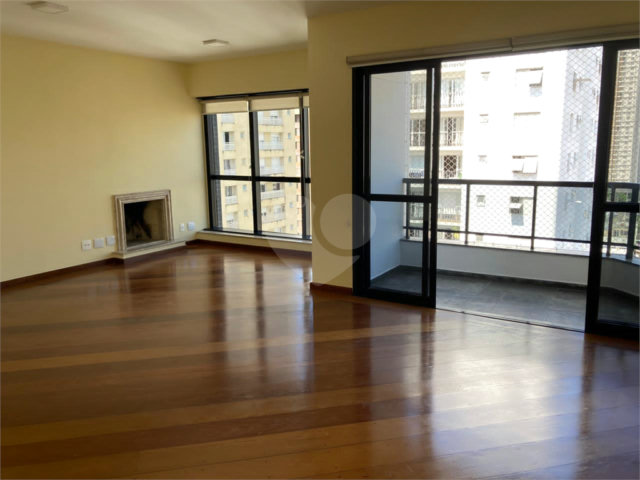 Apartamento para alugar com 3 quartos, sendo 1 suíte,  em Brooklin, São Paulo, SP