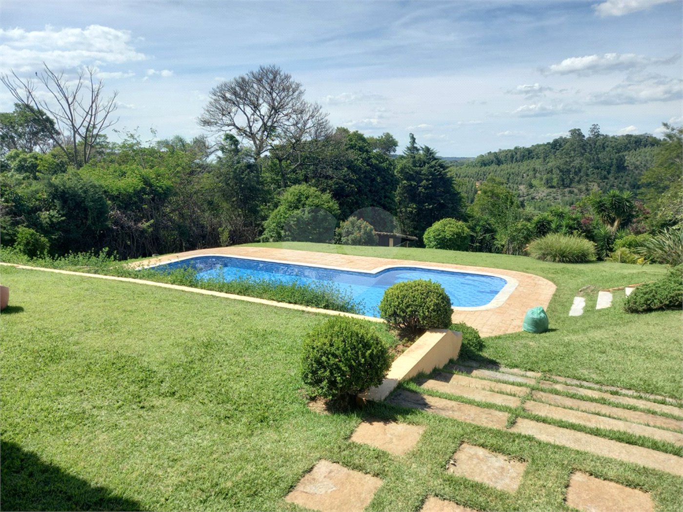 Casa à venda com 4 suítes no condomínio Vale da Santa Fé, Vinhedo - SP