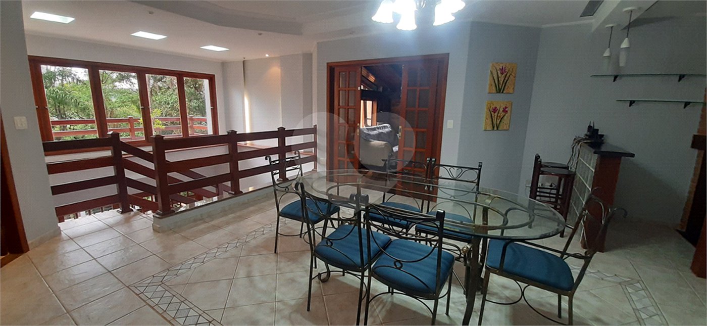 Sobrado à venda com 4 quartos, sendo 3 suítes, em Serra da Cantareira, Mairiporã, SP