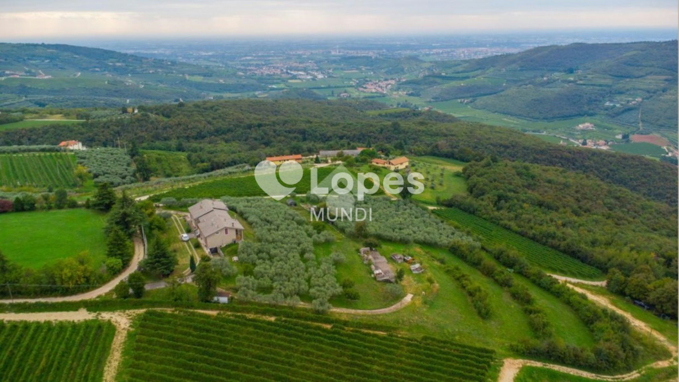 Casa multifamiliar à venda em Verona, Itália – 3 unidades e 12.000 m²