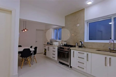 Casa à venda com 4 quartos, sendo 1 suíte, em Jardim Europa, São Paulo, SP