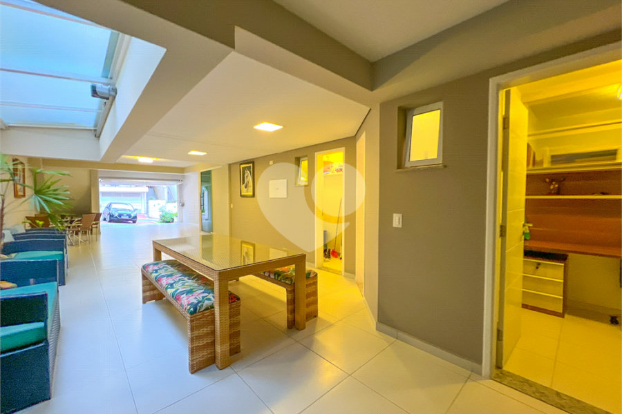 Casa à venda com 3 quartos, sendo 2 suítes, no condomínio Floradas da Serra, São Paulo - SP