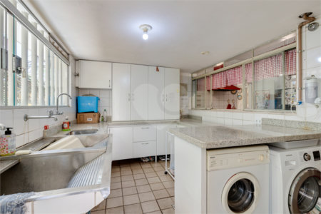 Casa Térrea à venda ou para alugar com 5 quartos, sendo 2 suítes,  em Jardim Prudência, São Paulo, SP