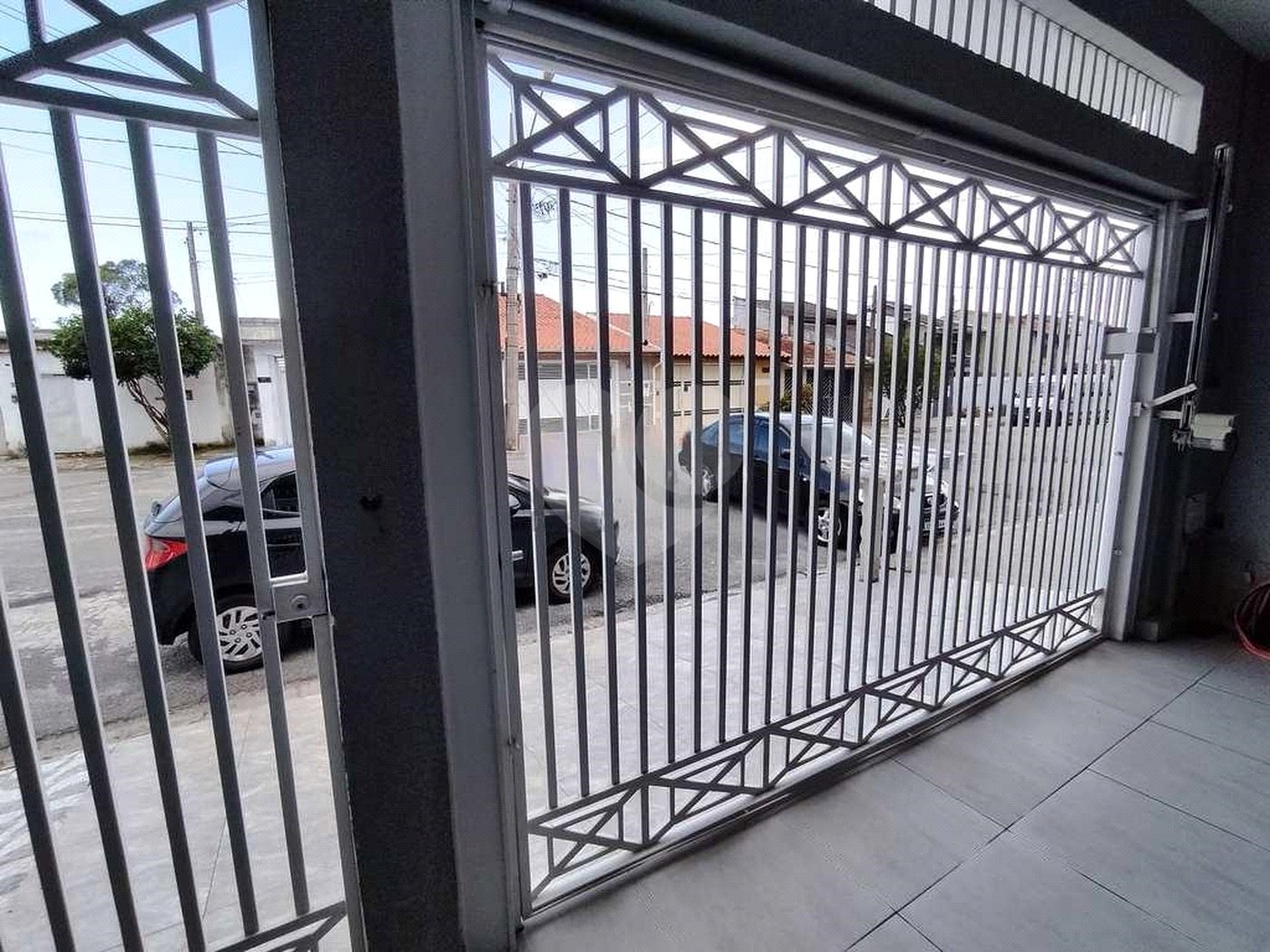 Sobrado à venda com 3 quartos, sendo 1 suíte,  em Residencial Colinas, Mogi das Cruzes, SP