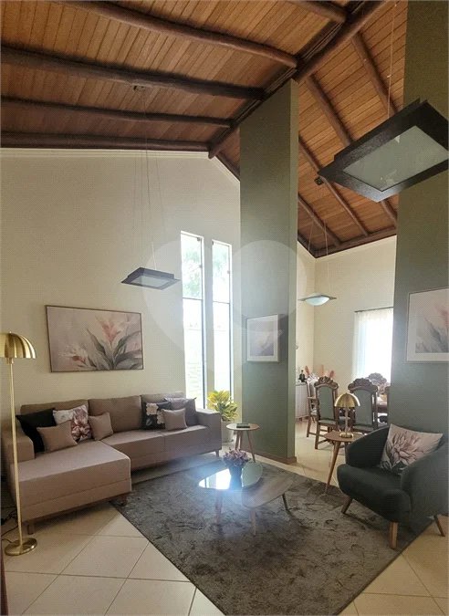 Casa Exclusiva com Pé-Direito Alto e Área Gourmet no Jardim Paraíso