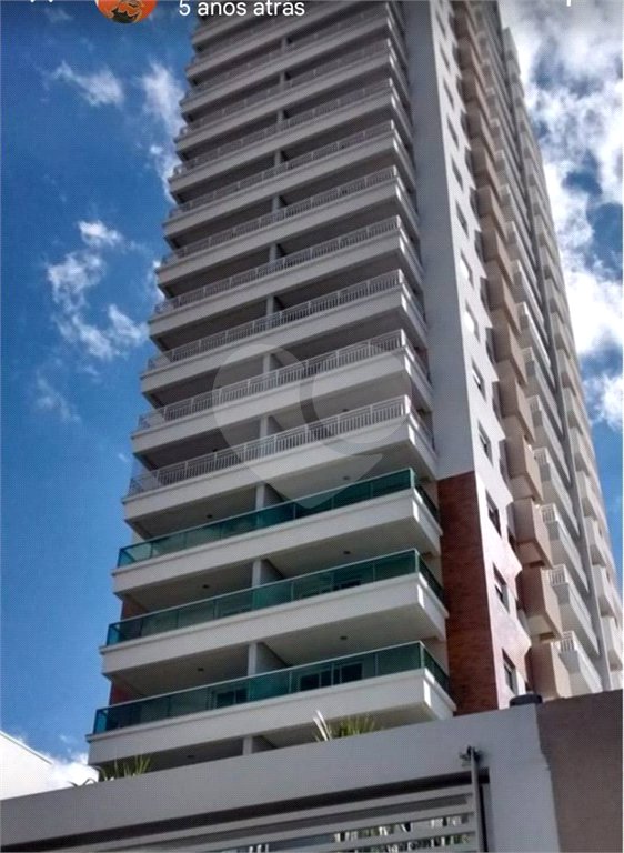Apartamento no Cambuci, de 46m2 com 1 dormitório, cozinha com armários, sala com varanda e 1 vaga