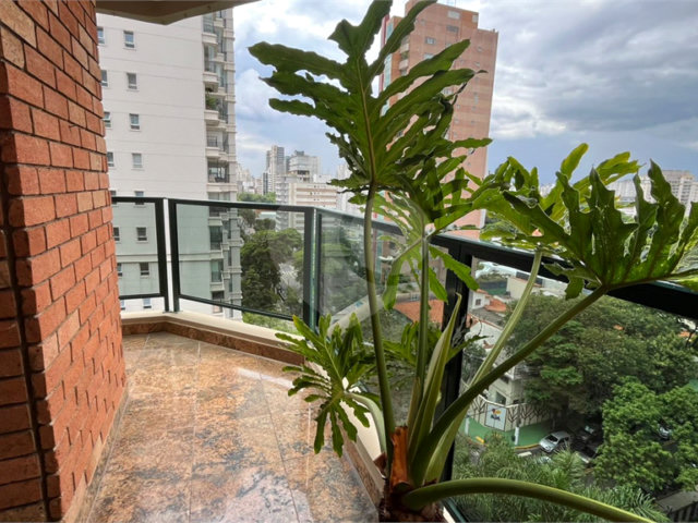 Apartamento à venda com 3 suítes em Moema, São Paulo, SP