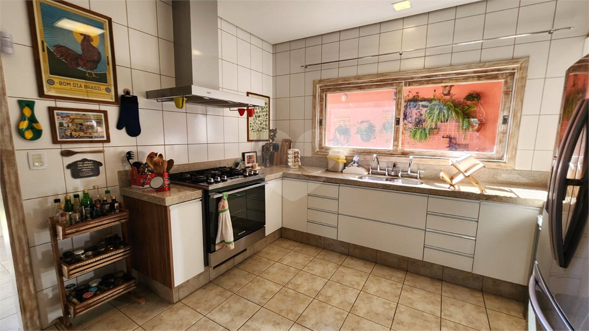 Casa à venda com 4 quartos, sendo 2 suítes, no condomínio Residencial Jardim Primavera, Louveira - SP