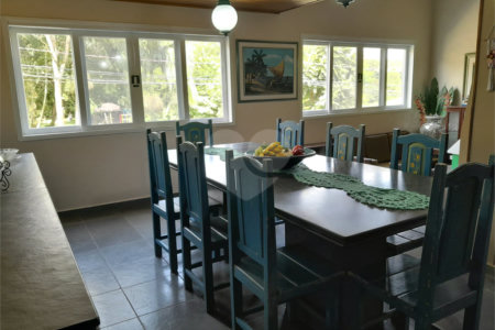 Casa à venda com 3 quartos, sendo 1 suíte, no condomínio Parque Arco Íris, Atibaia - SP