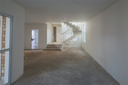 Casa à venda com 4 quartos, sendo 2 suítes, no condomínio Bristol Village, São Paulo - SP